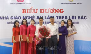 Nhà giáo làm theo lời Bác - những người thắp lửa tri thức