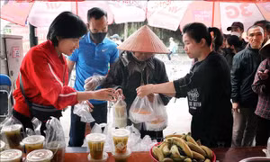 Những suất cơm trưa ấm áp tình người