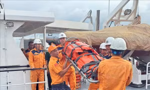 Vượt thời tiết sóng gió, đưa ngư dân gặp sự cố sức khỏe về bờ an toàn