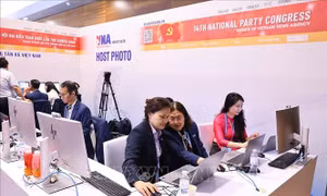 Phóng viên TTXVN tác nghiệp tại Đại hội XIV của Đảng