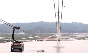 Du khách từ Cát Bà trở về đất liền bằng cáp treo