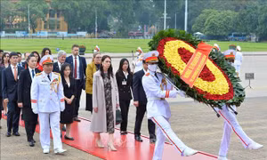 Thủ tướng New Zealand Jacinda Ardern vào Lăng viếng Chủ tịch Hồ Chí Minh