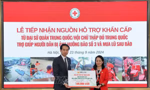 Tiếp nhận 100.000 USD từ Đại sứ quán Trung Quốc ủng hộ người dân vùng bão, lũ