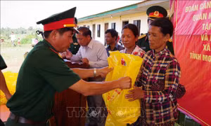 Khám bệnh, cấp phát thuốc miễn phí cho trên 1.000 người nghèo Campuchia