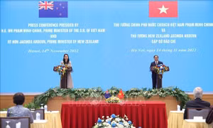 Thủ tướng Phạm Minh Chính và Thủ tướng New Zealand Jacinda Ardern gặp gỡ báo chí