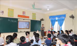 Góp ý sửa đổi tiêu chuẩn, quy trình biên soạn, thẩm định tài liệu giáo dục địa phương