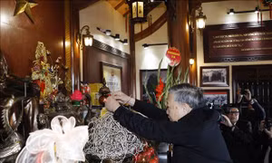 Tổng Bí thư dâng hương tại Di tích lịch sử quốc gia Địa điểm lưu niệm Bác Hồ về thăm mỏ Đèo Nai