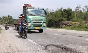 Quốc lộ 1 đoạn qua Quảng Ngãi hư hỏng nặng, nguy cơ mất an toàn giao thông