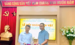 Trao tặng hiện vật ý nghĩa cho Khu Di tích Chủ tịch Hồ Chí Minh tại Phủ Chủ tịch