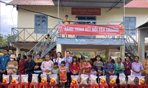 Tặng quà, khám bệnh và phát thuốc miễn phí cho đồng bào dân tộc thiểu số