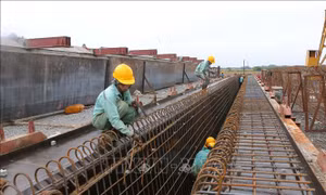 Gỡ 'bài toán' vật liệu, nỗ lực thi công trên cao tốc Châu Đốc - Cần Thơ - Sóc Trăng