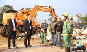 Thăm hỏi, động viên các lực lượng trực Tết