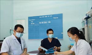 Bác sĩ trẻ 'truyền lửa' chiến thắng đại dịch COVID-19