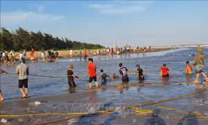 Tìm thấy thi thể 1 trong 3 học sinh bị sóng biển cuốn trôi ở Nam Định
