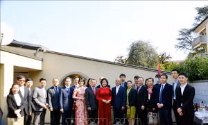 Phái đoàn thường trực Việt Nam ở Thụy Sĩ chung vui Tết cổ truyền Bunpimay của Lào