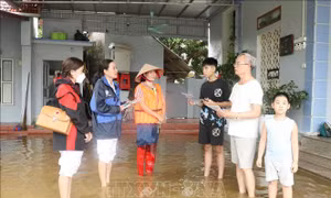 Bảo đảm sức khỏe nhân dân vùng bị mưa lũ - Bài 1: Vượt lũ cứu thai phụ