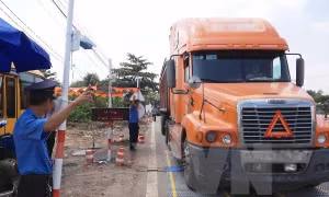 Phát hiện 9 xe tải hạng nặng chở quá tải, một lái xe dương tính với ma túy