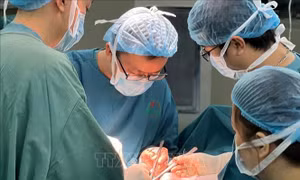 Phẫu thuật thành công đồng thời cắt thực quản và gan cho nam bệnh nhân