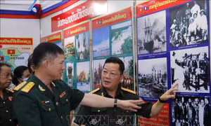 Quan hệ đặc biệt Việt Nam - Lào qua triển lãm ảnh do Bộ Quốc phòng Lào tổ chức
