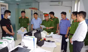 Khởi tố đối tượng 'cưỡng đoạt tài sản, cho vay lãi nặng' để đáo hạn ngân hàng