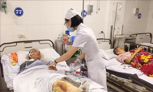 Vụ xe tải đấu đầu xe khách ở Nghệ An: Chuyển 3 nạn nhân nặng ra Bệnh viện Việt Đức