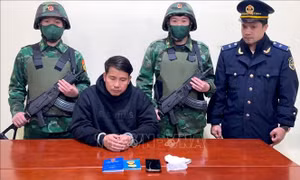 Bắt đối tượng vận chuyển trái phép vàng qua biên giới