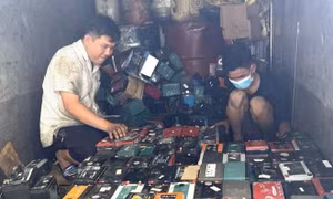 Phát hiện xe tải chở hơn 400 bình ắc quy nghi chất thải nguy hại chưa qua xử lý