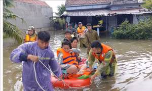 Dốc toàn lực ứng cứu người dân vùng ngập lụt Khánh Hòa 