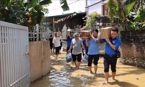 Thông tấn xã Việt Nam hỗ trợ người dân vùng bị ngập lụt tại Phú Thọ
