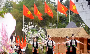 Đắm mình trong vòng xòe sáng tạo tại Lễ hội 'Mùa hoa Ban'
