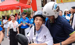 Bố làm 'đôi chân' cho con suốt 18 năm tới trường