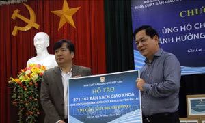 Tặng hơn 271.000 sách giáo khoa cho các trường bị thiệt hại do bão lũ tại Gia Lai
