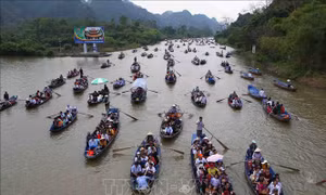 Hàng vạn du khách đổ về chùa Hương trước giờ khai hội