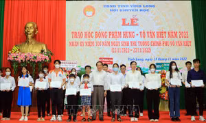 Trao học bổng Phạm Hùng - Võ Văn Kiệt cho học sinh, sinh viên xuất sắc 