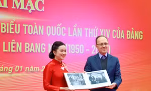 Tiếp nhận 30 ảnh tư liệu quý về Chủ tịch Hồ Chí Minh do Đại sứ quán Liên bang Nga trao tặng