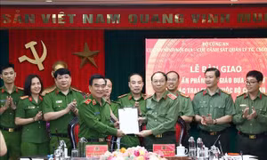 Bàn giao hơn 4.000 ấn phẩm sách về tôn giáo cho các trại giam