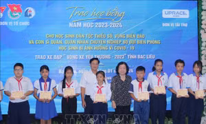 Trao học bổng cho học sinh dân tộc thiểu số, vùng biển, đảo tỉnh Bạc Liêu