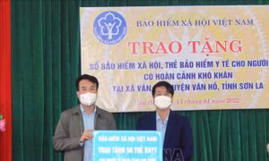 Tặng gần 16 nghìn sổ BHXH, 120 nghìn thẻ BHYT cho người có hoàn cảnh khó khăn