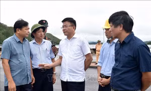 Phó Thủ tướng Lê Thành Long kiểm tra vận hành hồ thủy điện Thác Bà