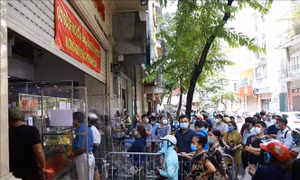 Tấp nập người mua bánh Trung Thu sau khi Hà Nội nới lỏng giãn cách 'vùng xanh'