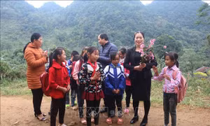 Chắt chiu yêu thương mang ánh sáng tri thức đến với cao nguyên đá Lục khu