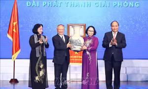 Trao Danh hiệu Anh hùng lực lượng vũ trang nhân dân cho Đài Phát thanh Giải phóng