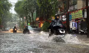 Cảnh báo sắp có mưa lớn ở nội thành Hà Nội, lũ khẩn cấp trên sông Thao
