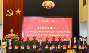 Trao tặng Báo Nhân Dân Xuân Nhâm Dần cho cán bộ, chiến sỹ biên giới, hải đảo