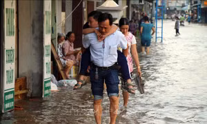 Triều cường dâng cao, phụ huynh bỏ xe cõng con đến trường