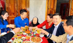 Ấm áp nghĩa tình những 'Bữa cơm tất niên'