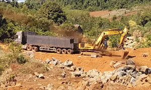 Bị xử phạt, vẫn tiếp tục dùng máy khai thác đá
