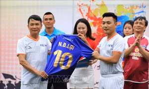 Sôi nổi giao lưu bóng đá giữa các thế hệ TTXVN