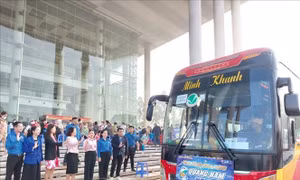 Hỗ trợ xăng, nước uống, tổ chức 'chuyến xe 0 đồng' cho người dân về quê đón Tết