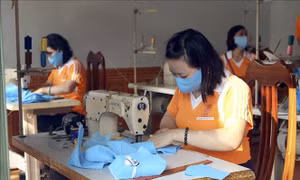 Nhóm thiện nguyện may khẩu trang phát cho người nghèo ở Điện Biên